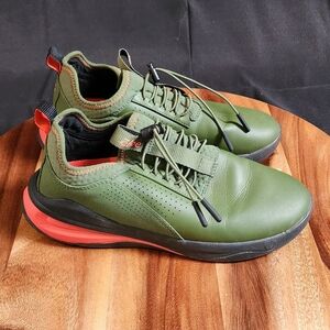 Clove Juniper Berry Women's Classic Sneaker Size 8.5.